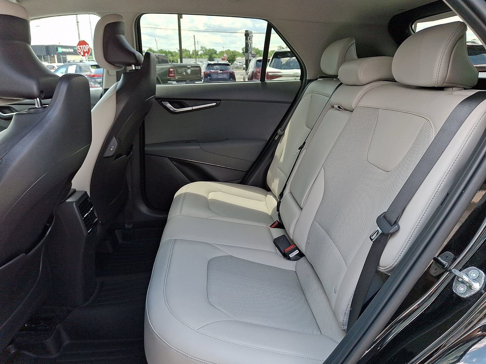Used 2023 Kia Niro EX FWD image 11
