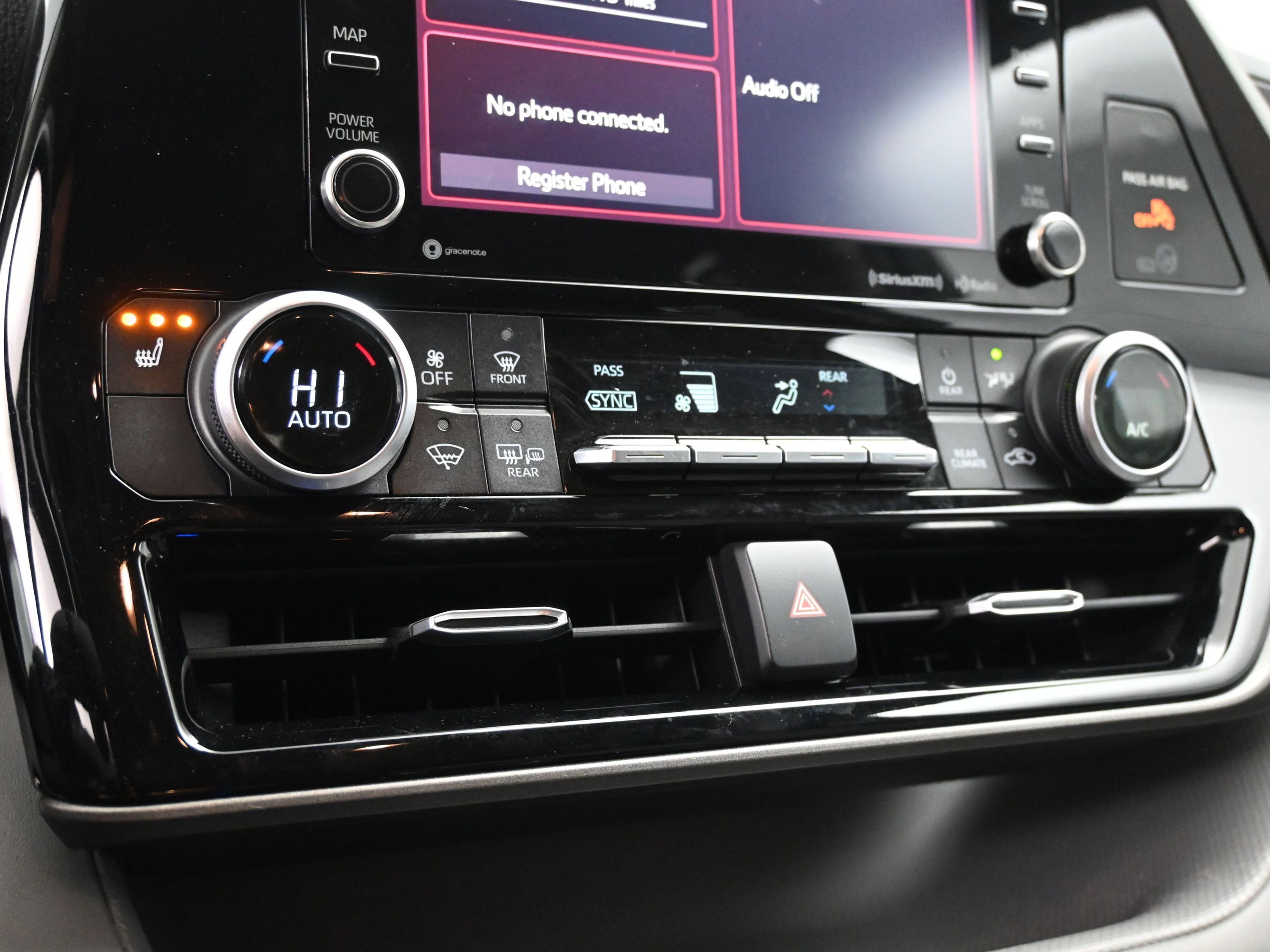 Used 2020 Toyota Highlander XLE image 14