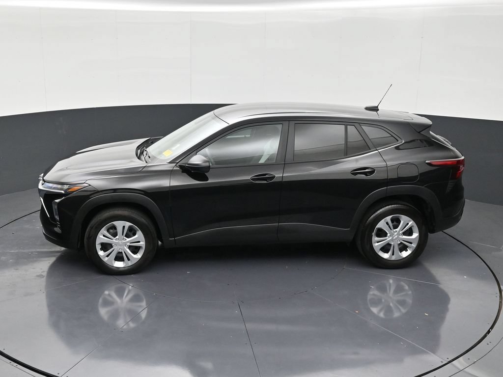 Used 2025 Chevrolet Trax LS FWD image 13