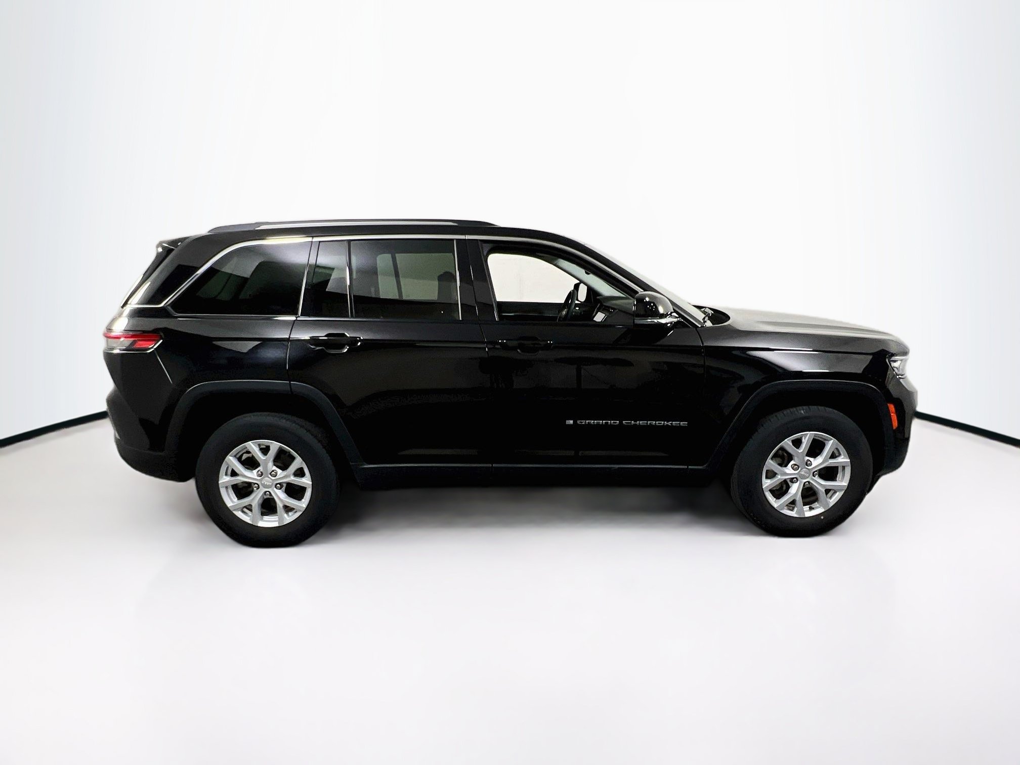 Used 2023 Jeep Grand Cherokee Limited AWD/4WD image 4