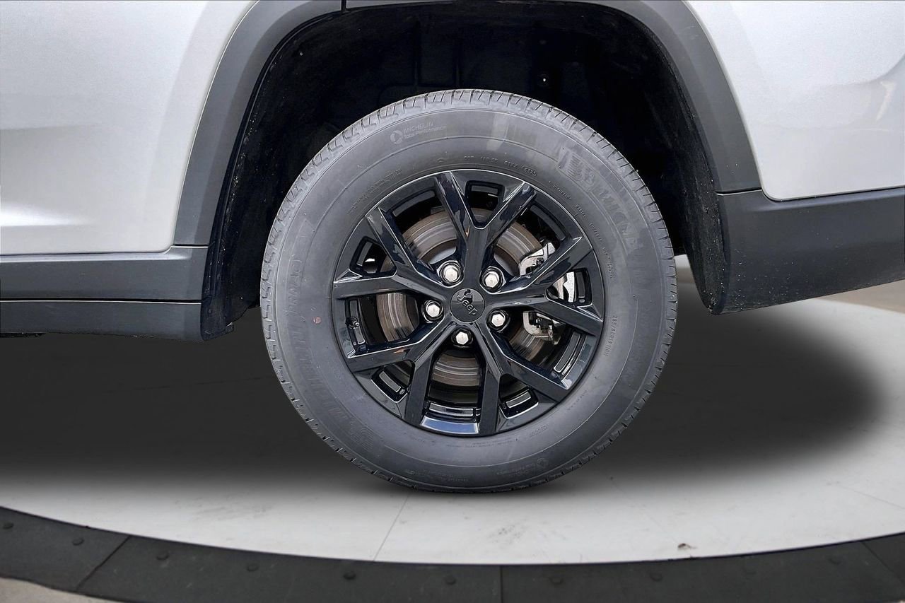 Used 2024 Jeep Grand Cherokee L Laredo AWD/4WD image 36