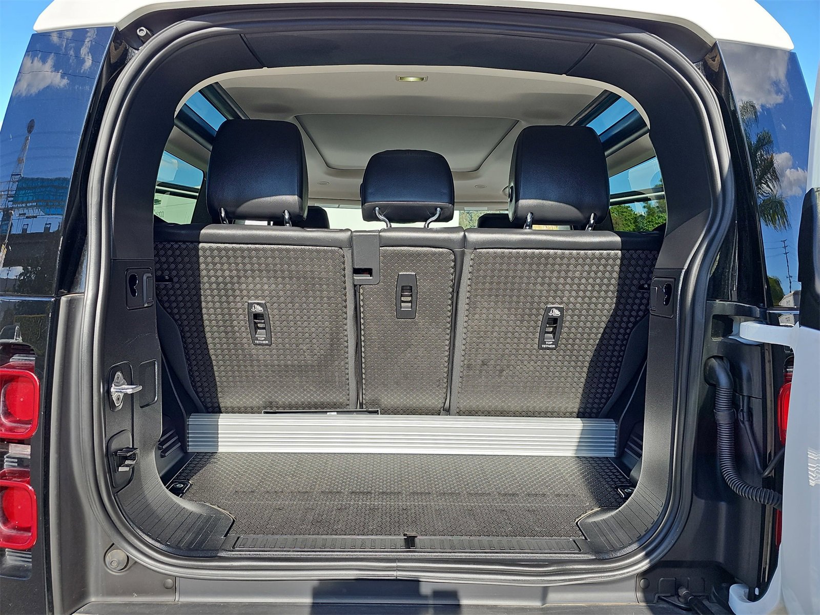 Used 2024 Land Rover Defender 90 S image 12