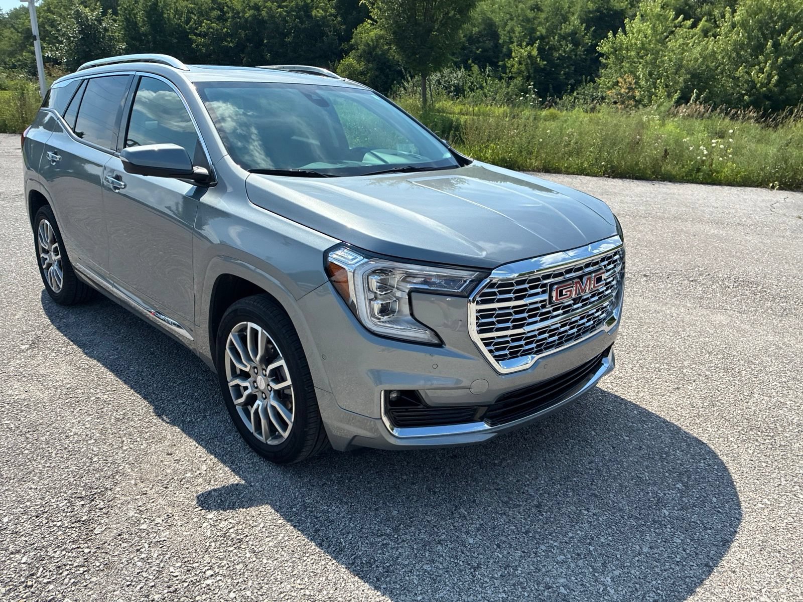 Used 2024 GMC Terrain Denali w/ Denali Premium Package AWD/4WD image 12