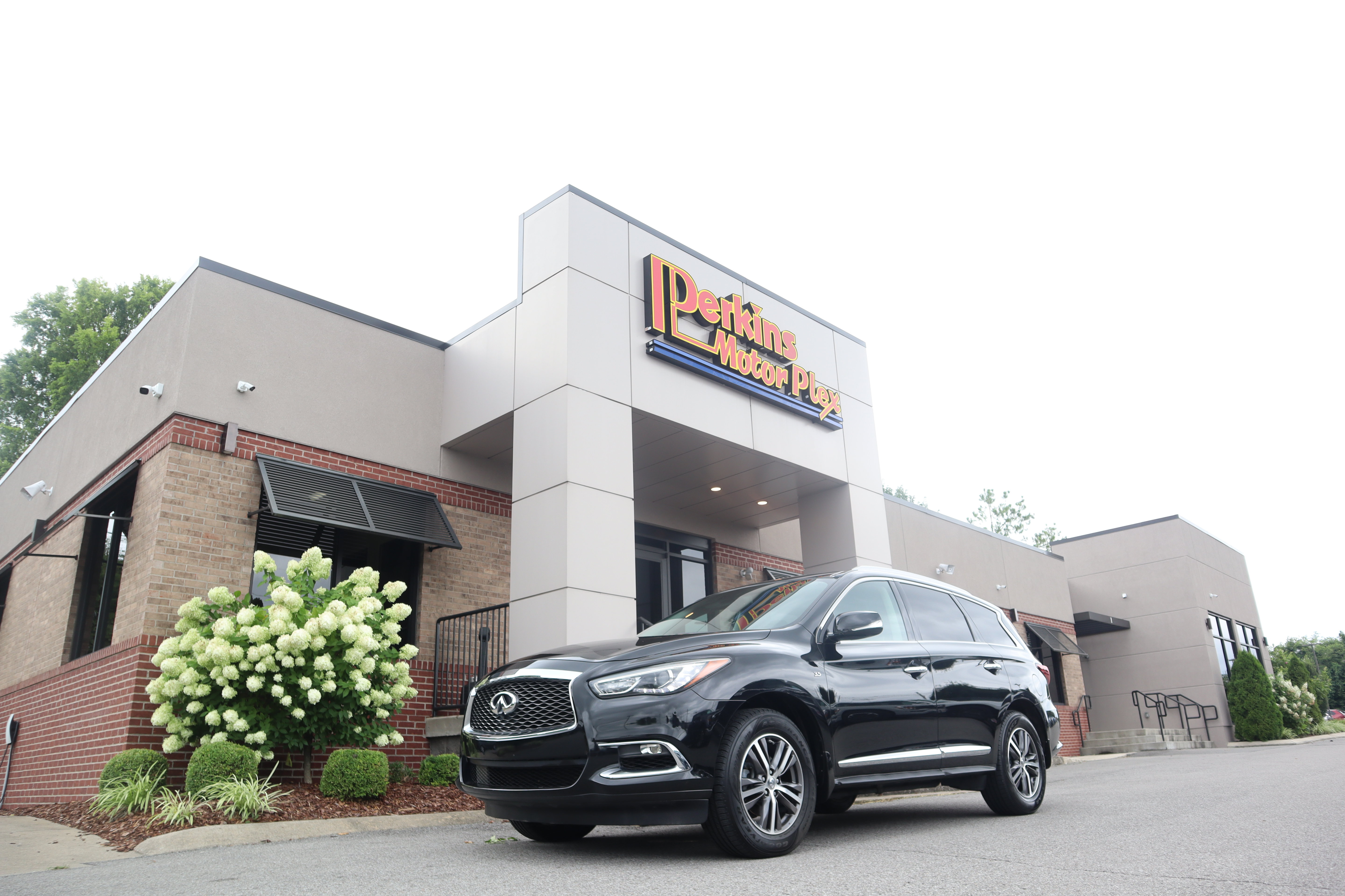 Used 2017 INFINITI QX60 Luxe w/ Premium Plus Package AWD/4WD image 38
