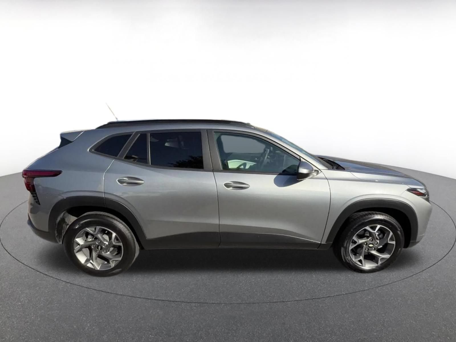 Used 2025 Chevrolet Trax LT FWD image 16