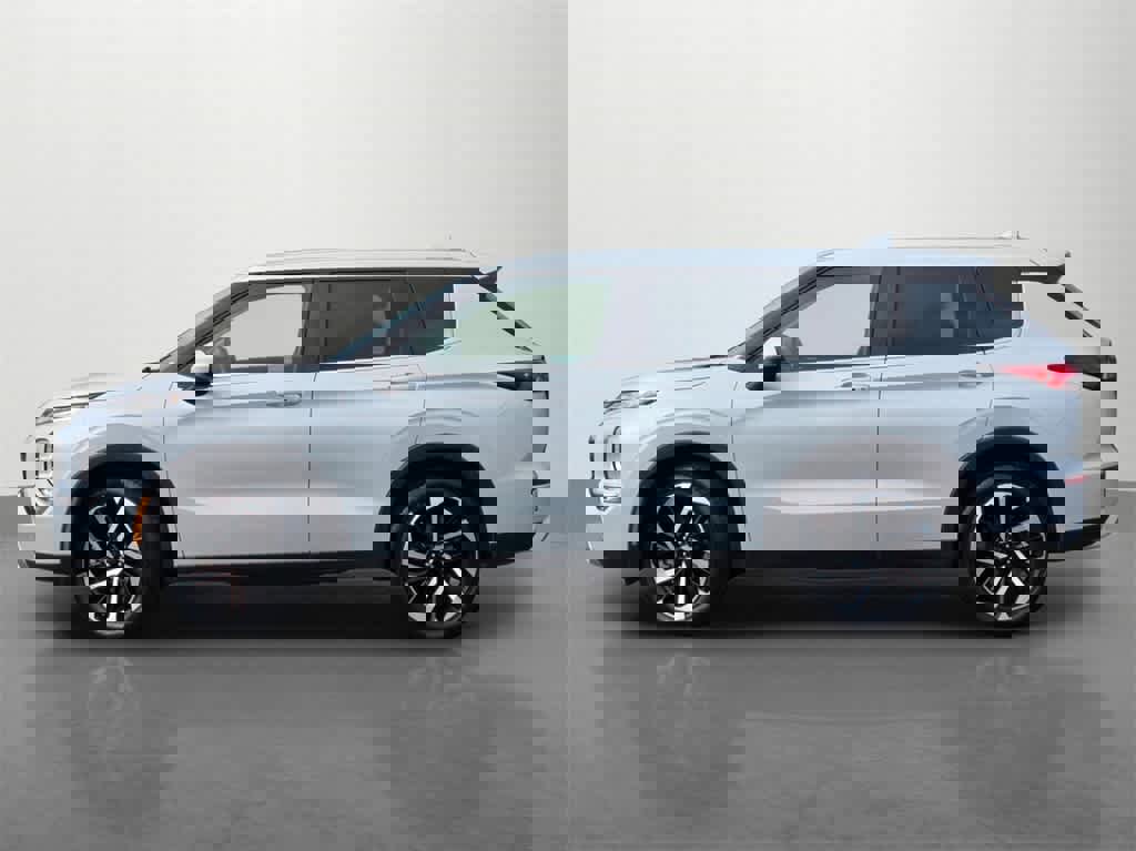 Used 2023 Mitsubishi Outlander SE image 3