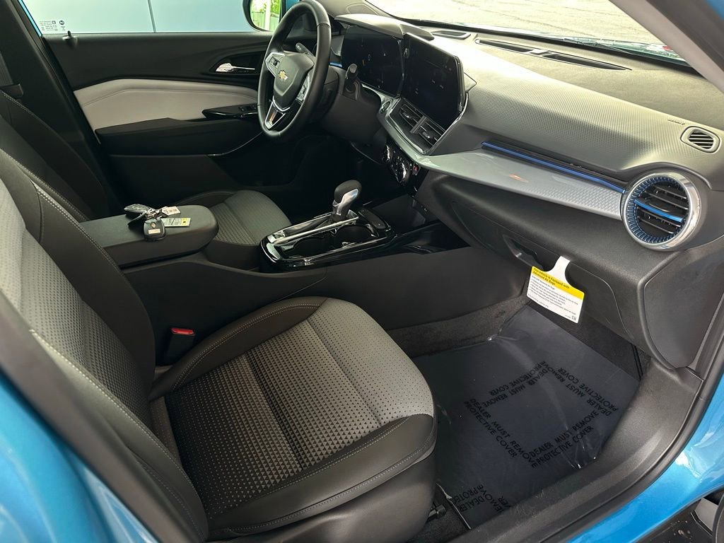 Used 2025 Chevrolet Trax LT w/ Driver Confidence Package image 17