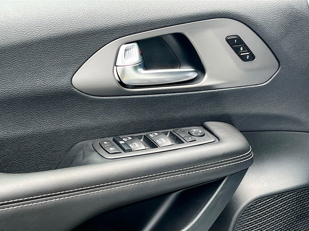 New 2027 Chrysler Pacifica Select FWD image 15