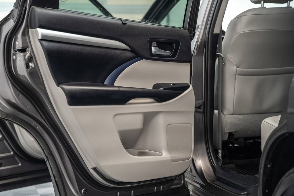 Used 2019 Toyota Highlander XLE AWD/4WD image 38