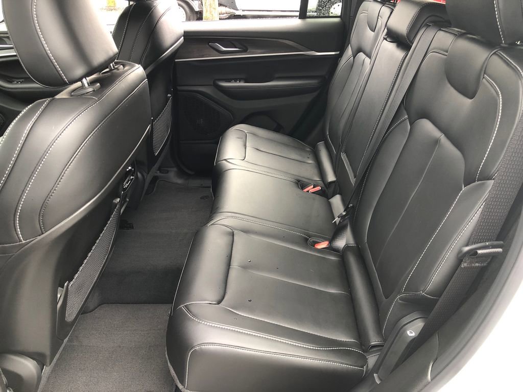 Used 2025 Jeep Grand Cherokee Limited image 21