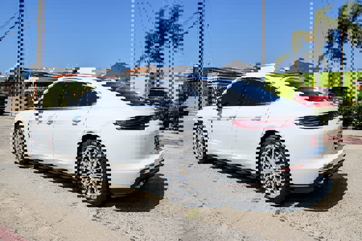 Used 2018 Porsche Panamera 4S image 3