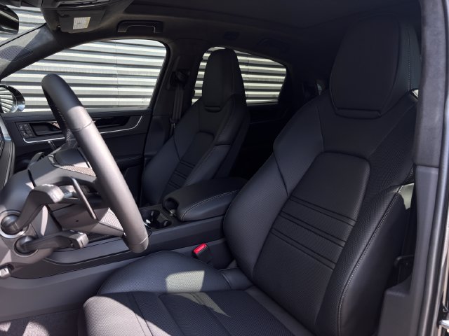 New 2026 Porsche Cayenne Turbo AWD/4WD image 5
