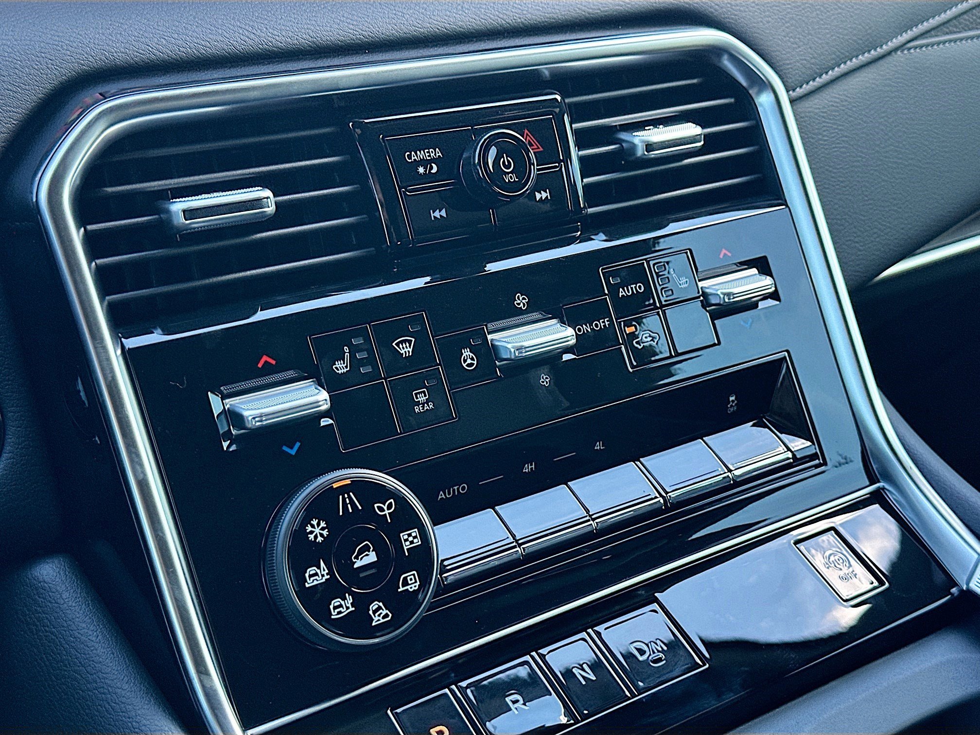 New 2026 Nissan Armada SL w/ Captain's Chari Seat Package image 10