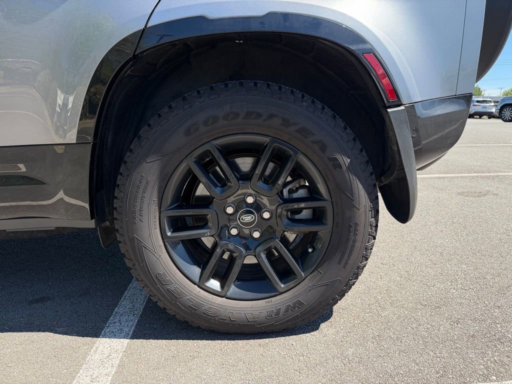 Used 2022 Land Rover Defender 110 X-Dynamic SE image 32