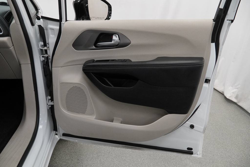 Used 2024 Chrysler Pacifica Limited FWD image 43