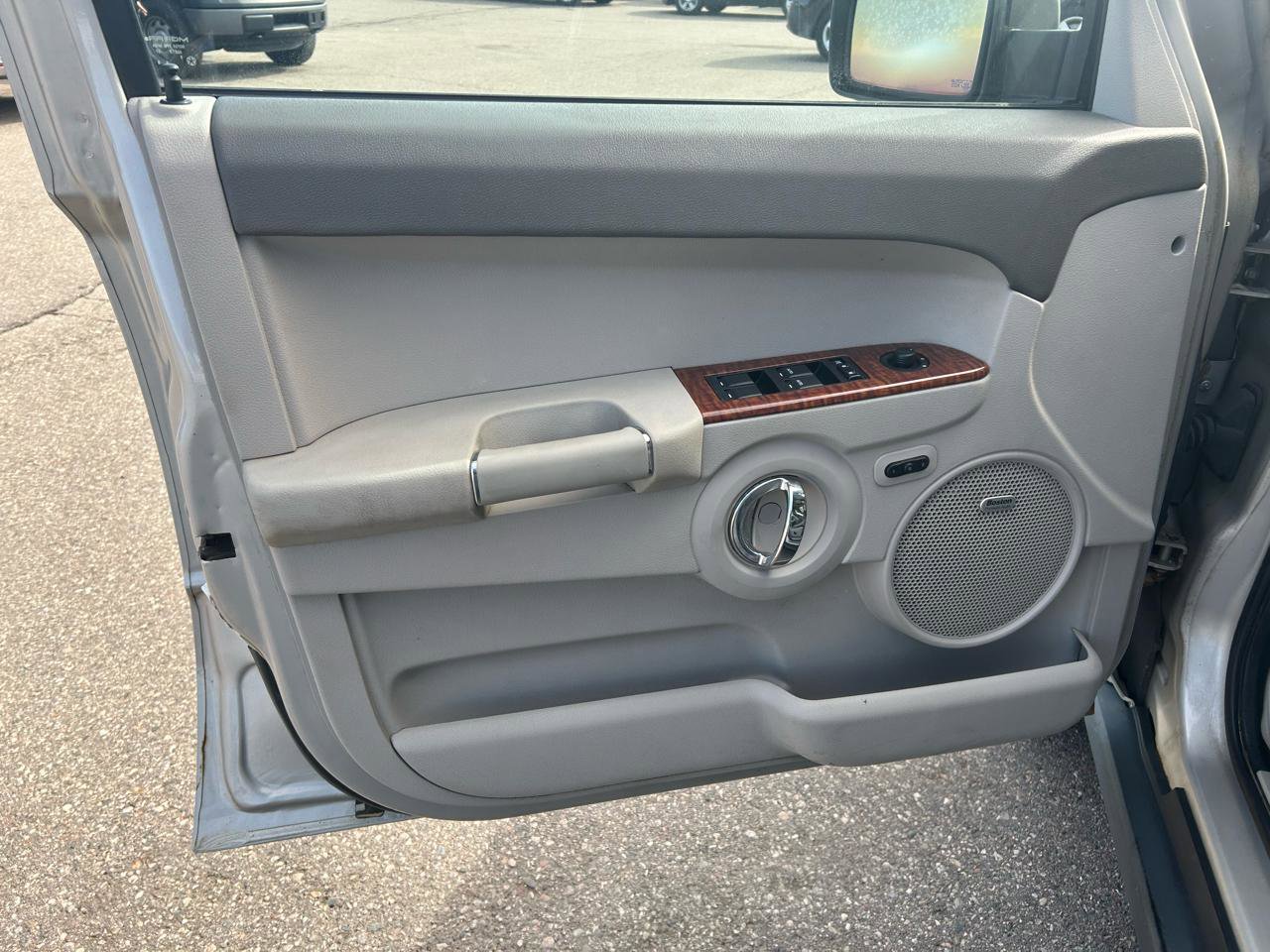 Used 2008 Jeep Commander Limited image 15