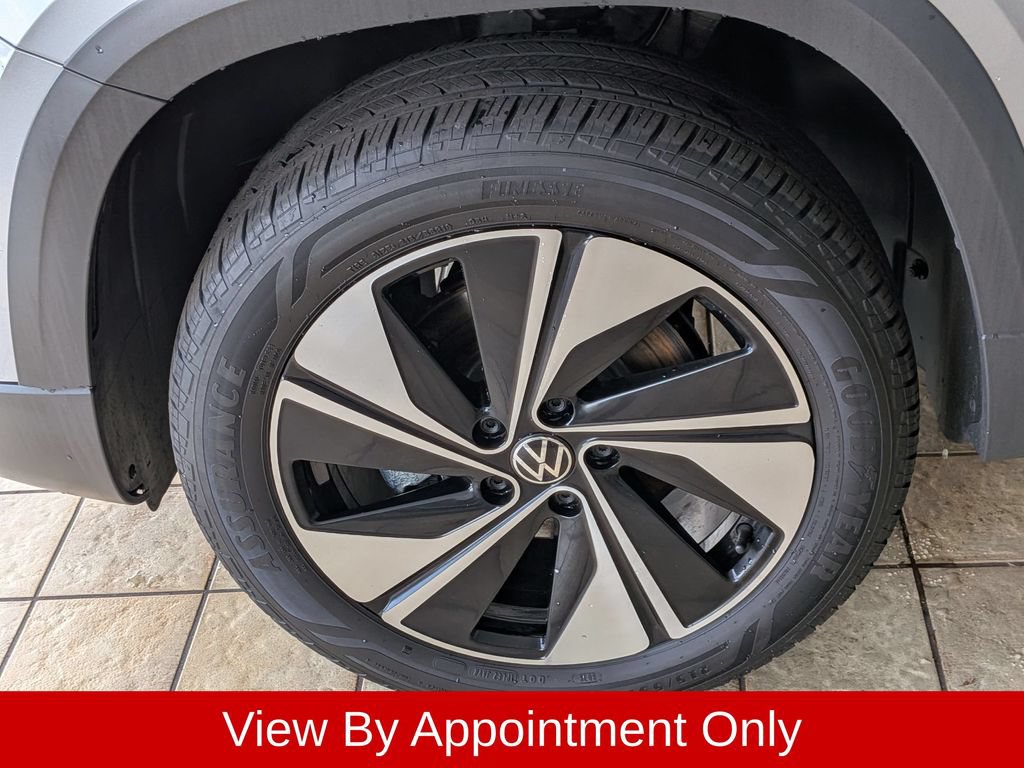 Used 2025 Volkswagen Taos SE AWD/4WD image 33