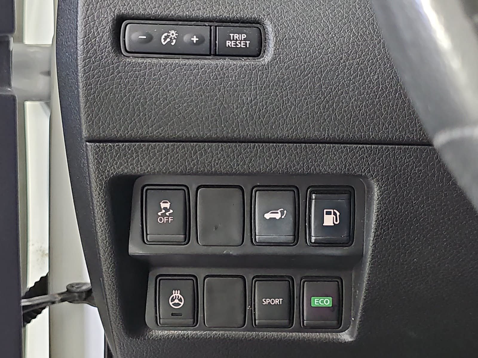 Used 2018 Nissan Rogue SV w/ Premium Package FWD image 24