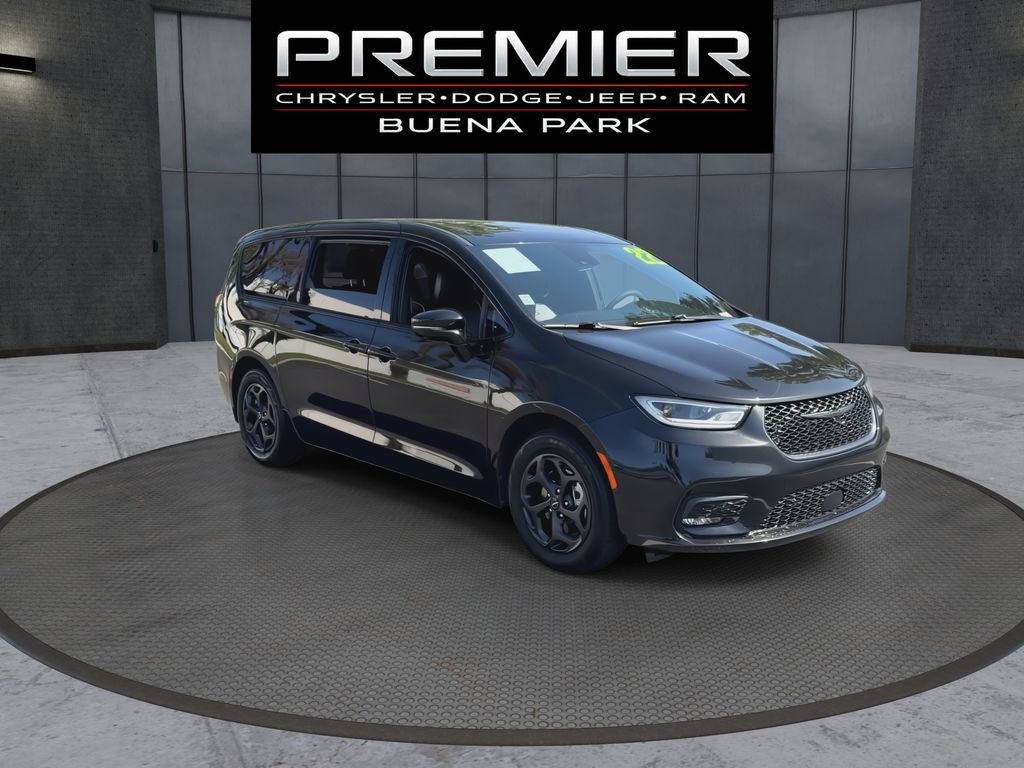 Used 2022 Chrysler Pacifica Limited w/ Uconnect Theater Family Group FWD image 2