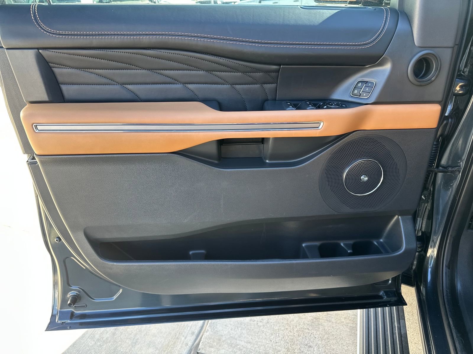 Used 2024 Ford Expedition Max Platinum image 10