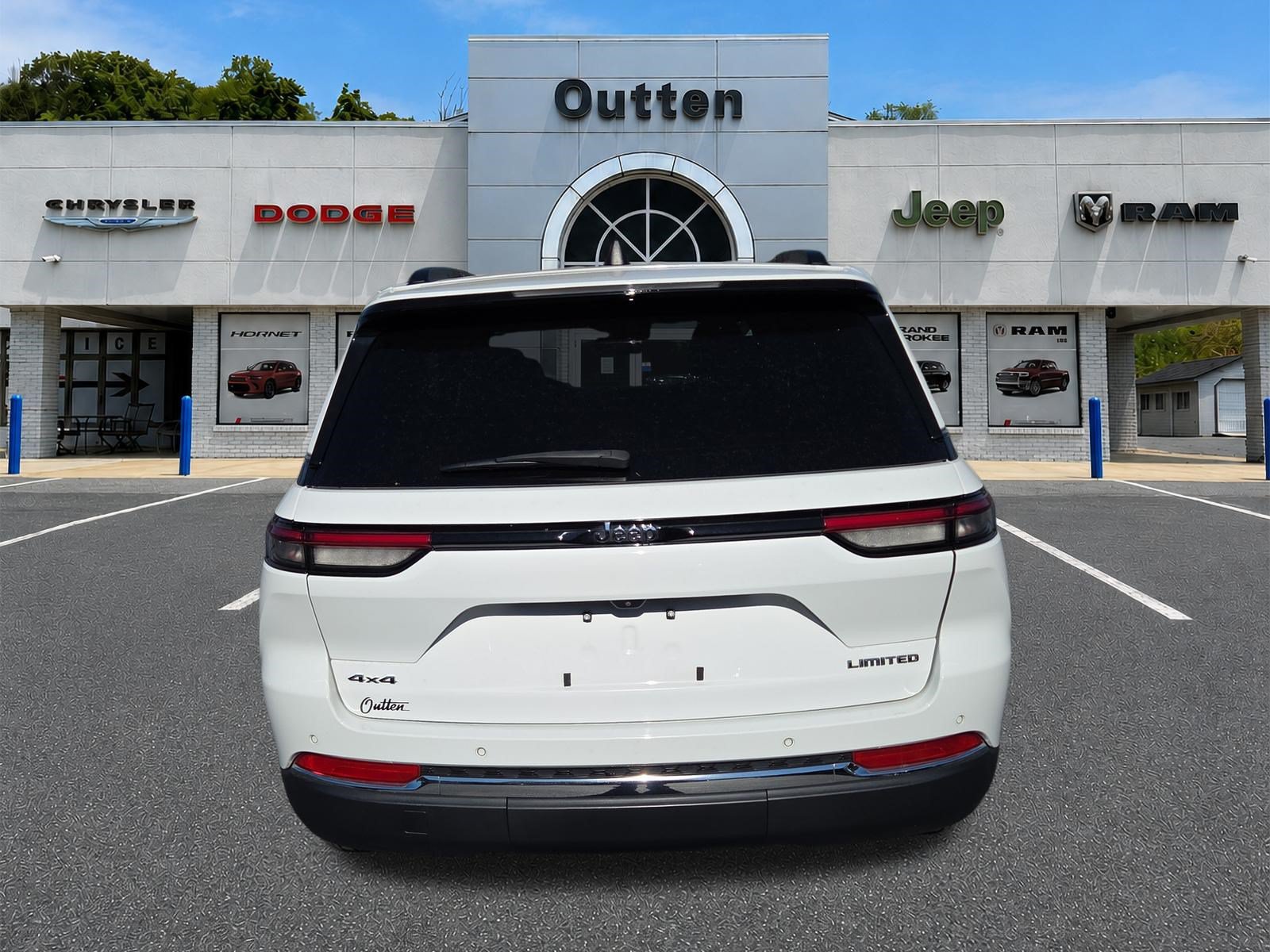 Used 2023 Jeep Grand Cherokee Limited AWD/4WD image 5
