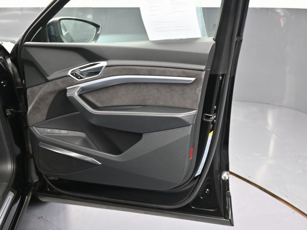 Used 2019 Audi e-tron Prestige w/ Prestige Package image 36