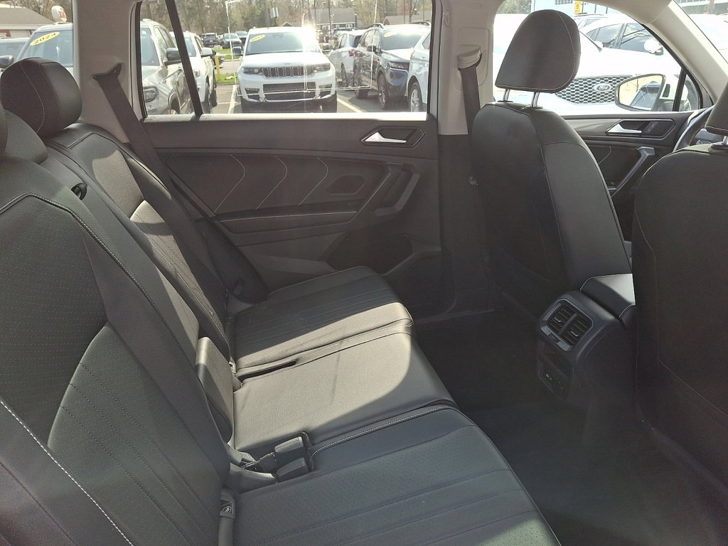 Used 2022 Volkswagen Tiguan SE w/ Panoramic Sunroof Package image 15