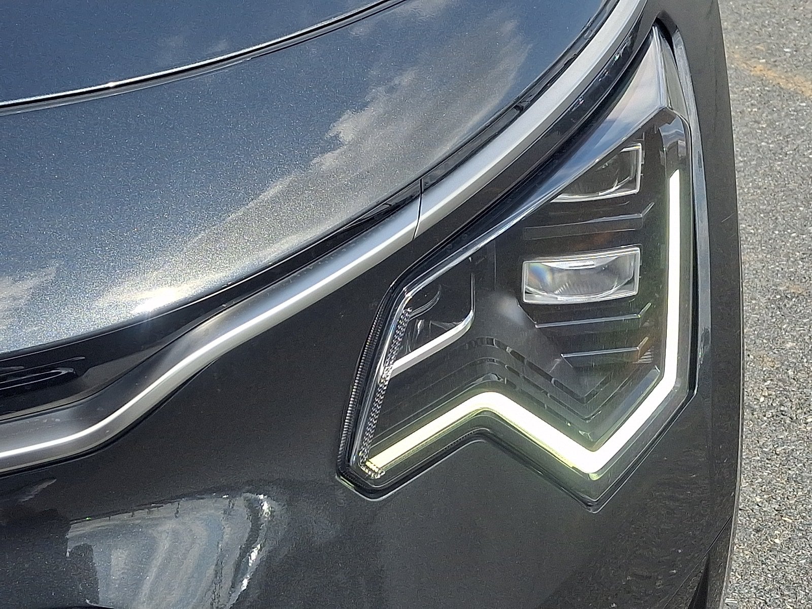 Used 2025 Kia Niro SX Touring FWD image 9