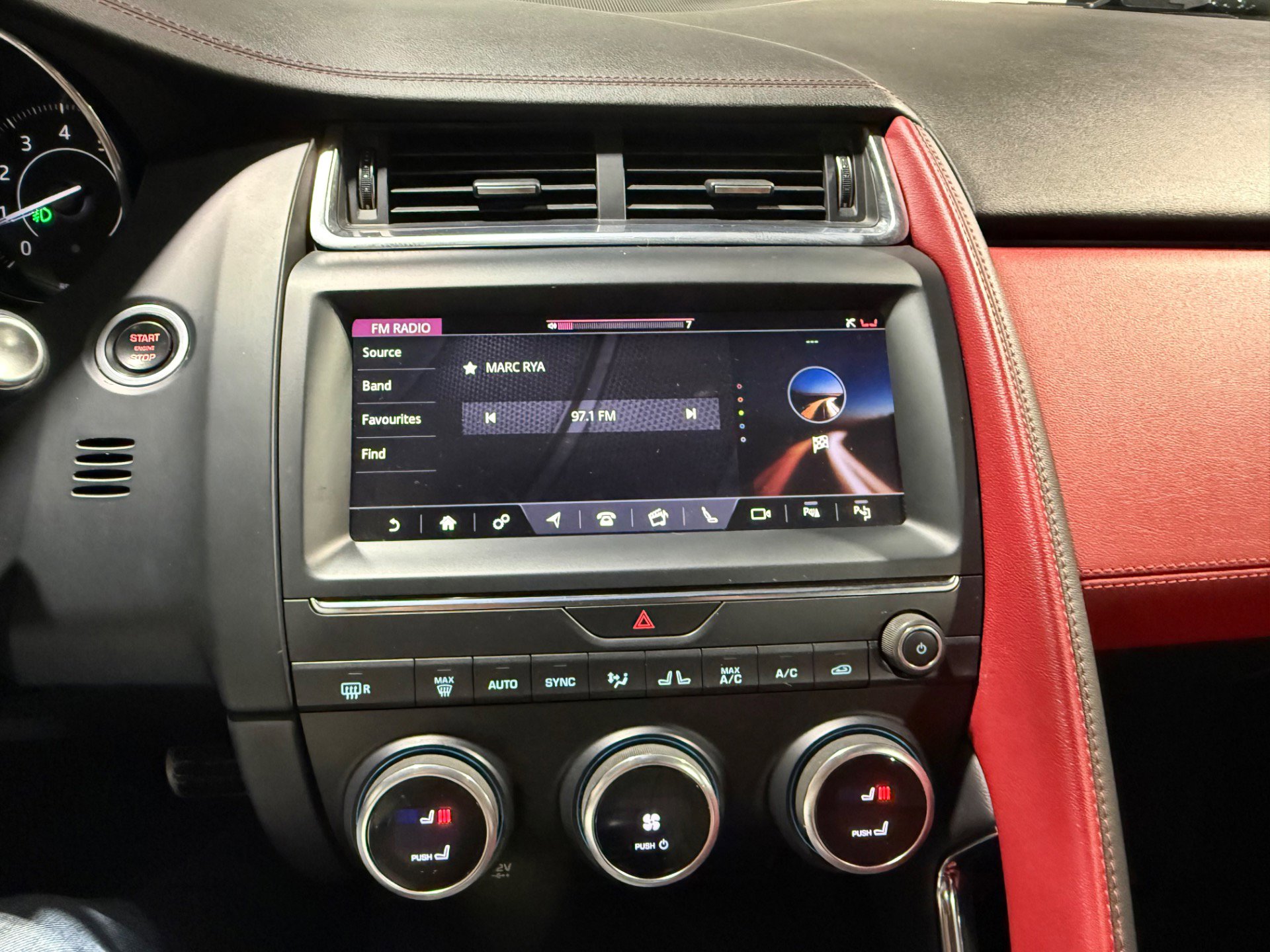 Used 2019 Jaguar E-PACE R-Dynamic SE image 42