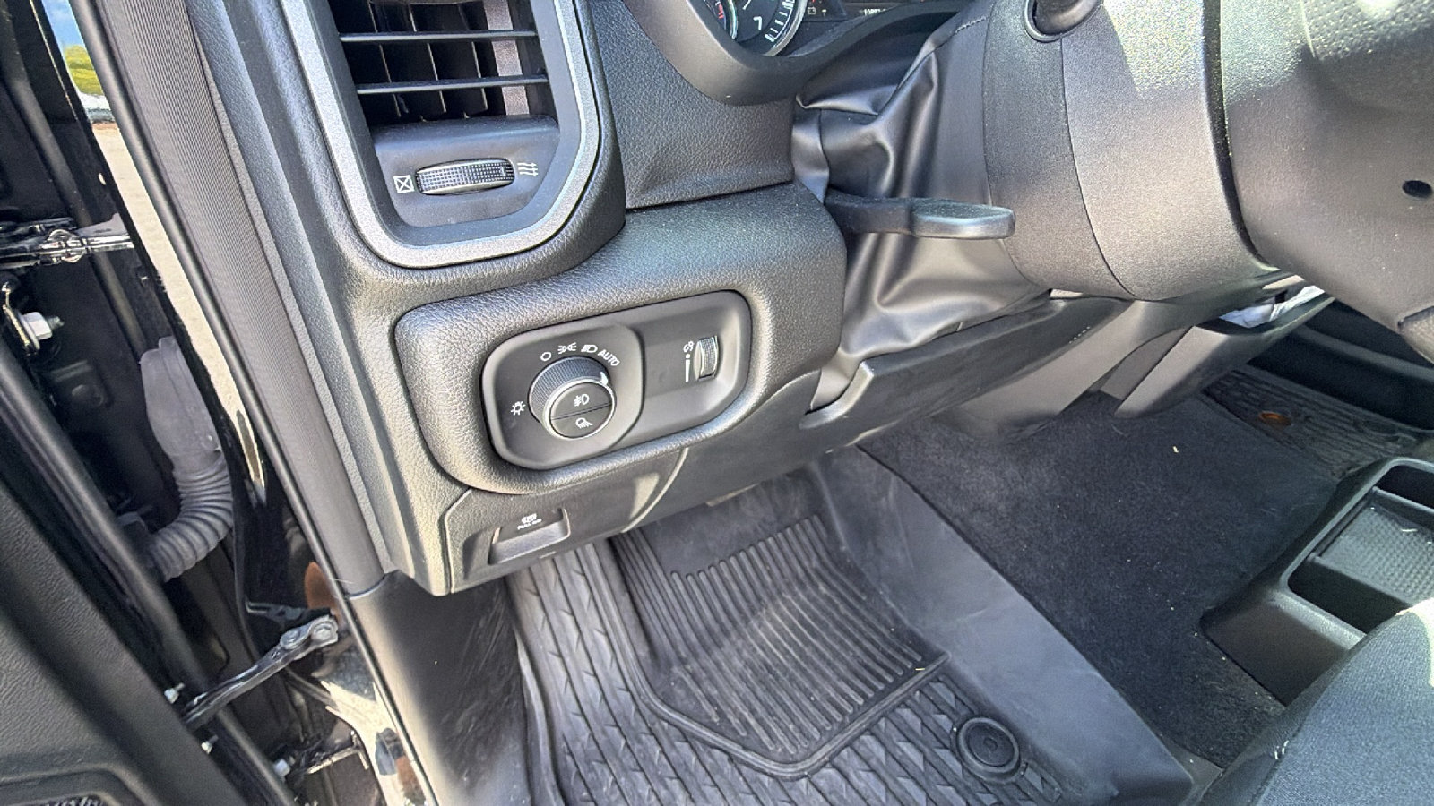 Used 2025 RAM 1500 Warlock AWD/4WD image 24