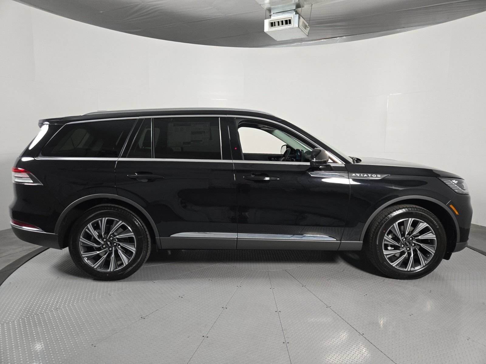 New 2026 Lincoln Aviator AWD image 3