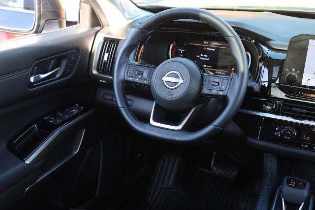 Certified 2025 Nissan Pathfinder Platinum FWD image 28