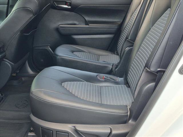 Used 2021 Toyota Highlander XSE FWD image 12
