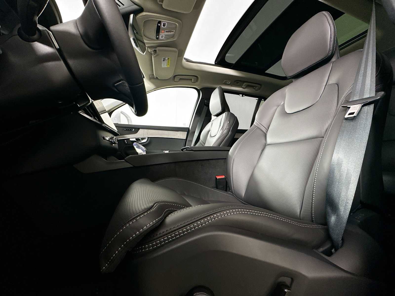New 2025 Volvo XC90 T8 Plus w/ Protection Package Premier image 18