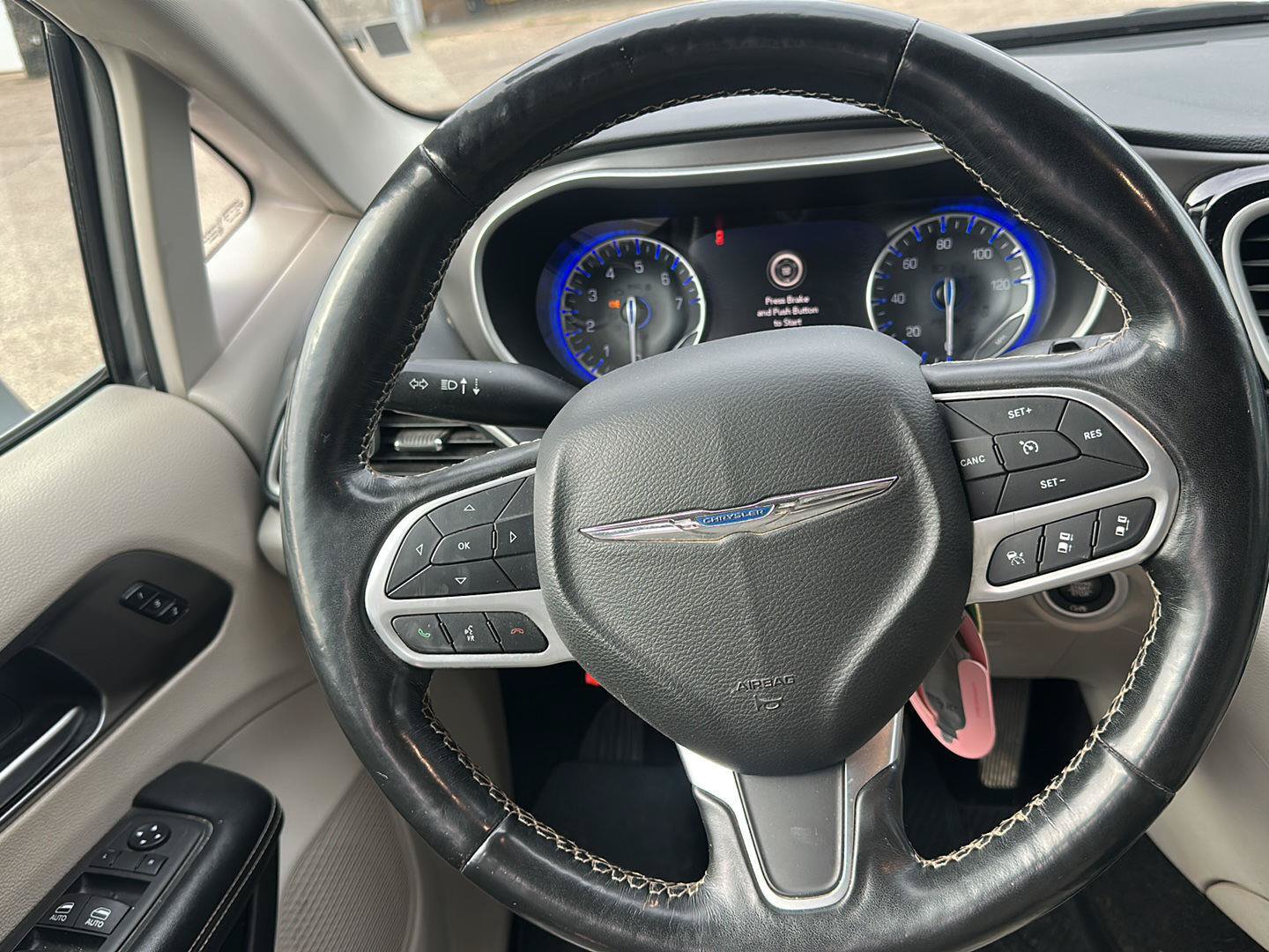 Used 2021 Chrysler Pacifica Touring-L FWD image 12