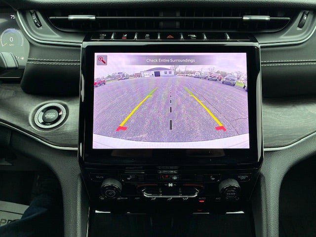 Used 2023 Jeep Grand Cherokee Limited w/ Black Appearance Package AWD/4WD image 21