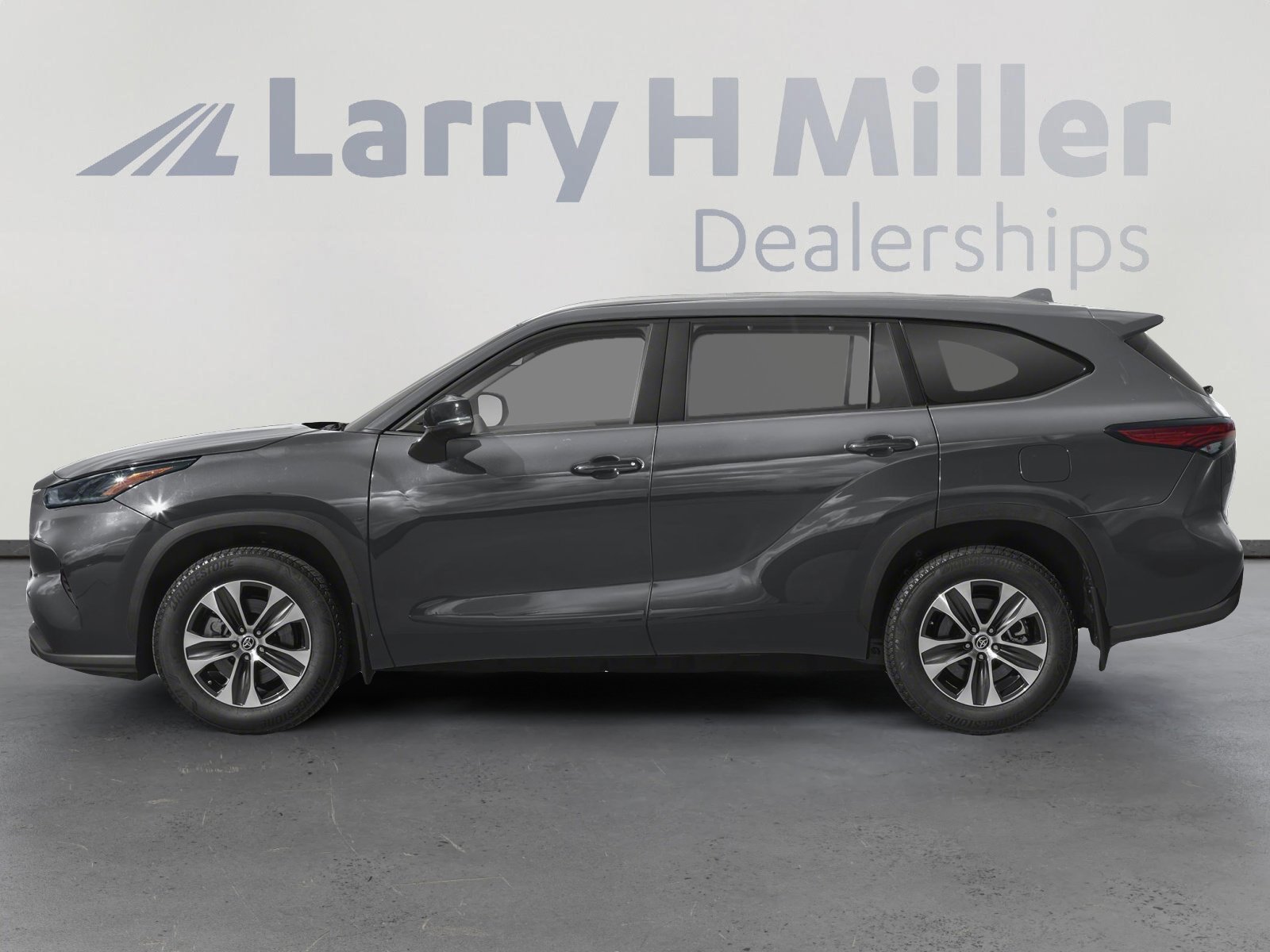 Used 2023 Toyota Highlander XLE image 3