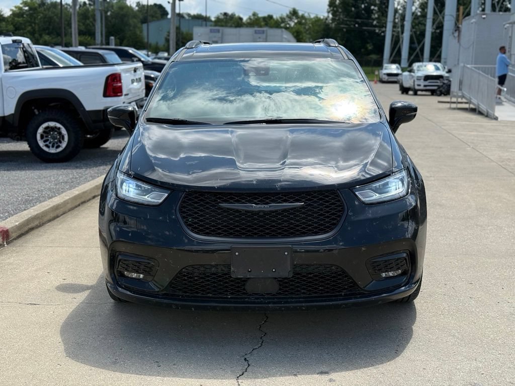 Used 2025 Chrysler Pacifica Limited FWD image 3