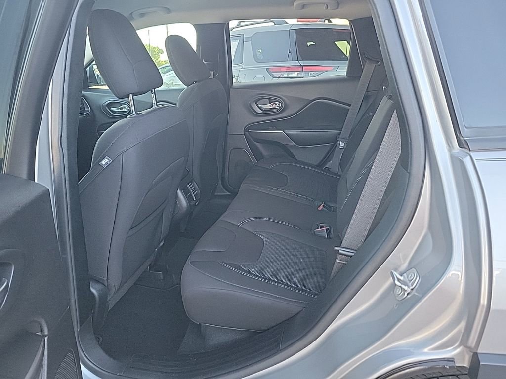 Used 2020 Jeep Cherokee Latitude FWD image 12