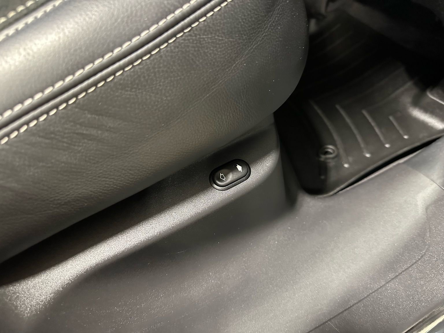 Used 2019 Land Rover Range Rover Velar R-Dynamic SE image 39