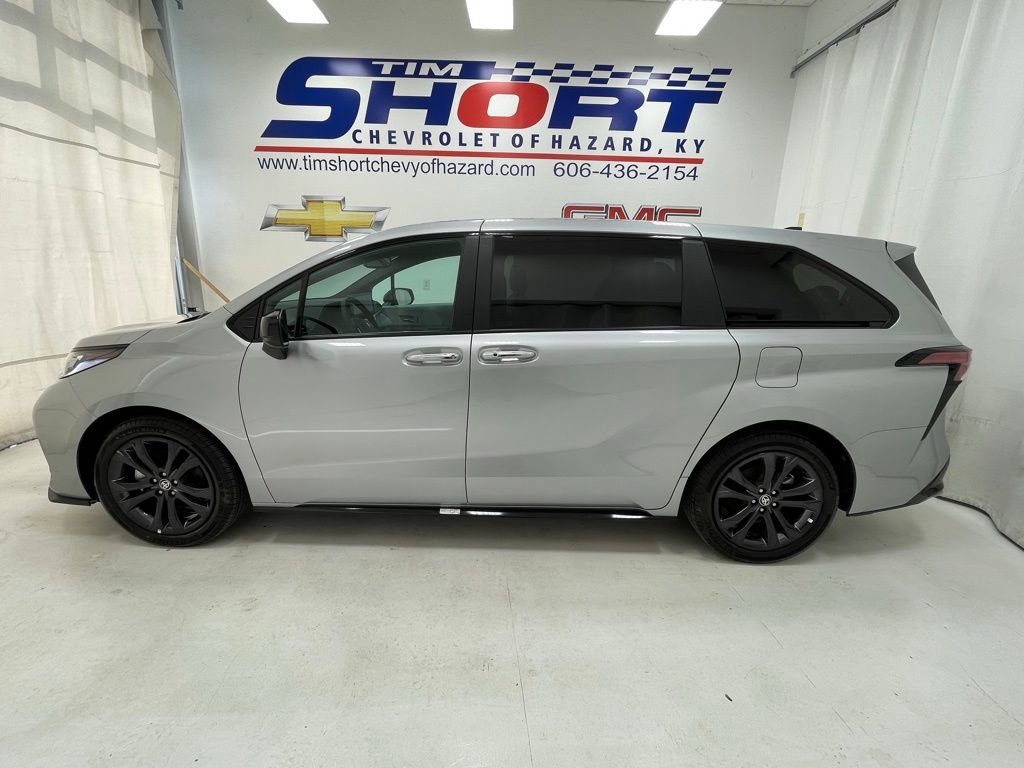 Used 2025 Toyota Sienna XSE image 8
