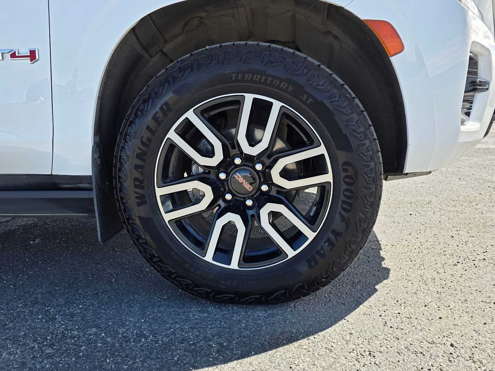 Used 2023 GMC Yukon AT4 w/ AT4 Premium Plus Package AWD/4WD image 9
