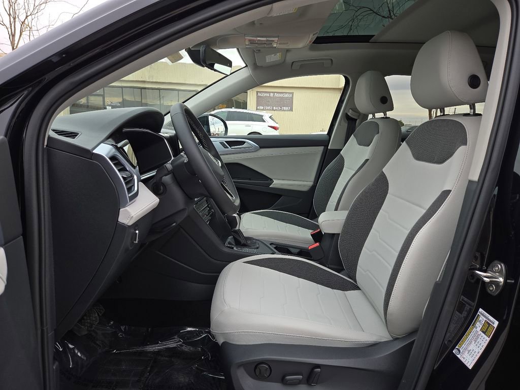 Used 2025 Volkswagen Taos SE FWD image 20