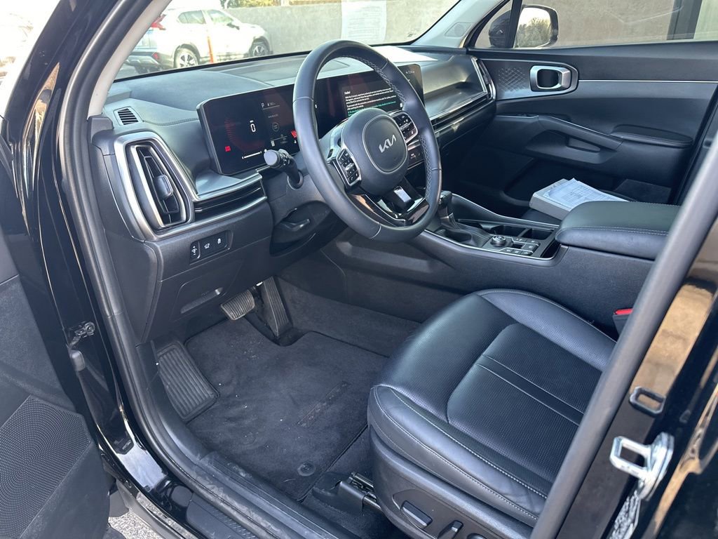 Used 2025 Kia Sorento EX w/ Panoramic Sunroof Package image 6