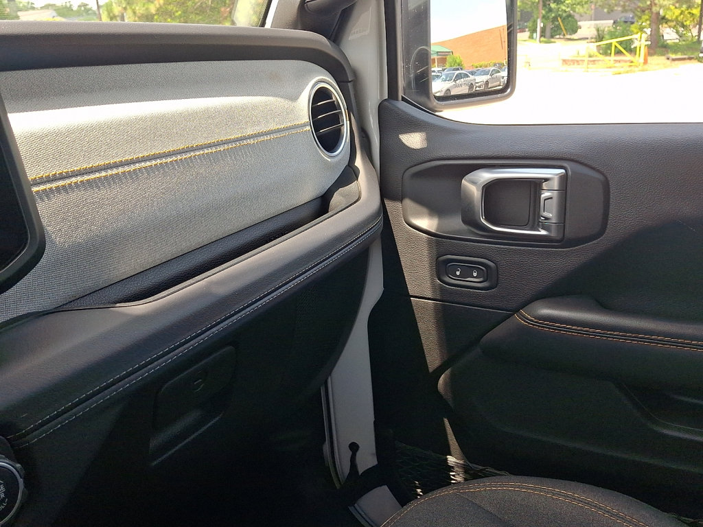 Used 2025 Jeep Wrangler Unlimited Sahara AWD/4WD image 31