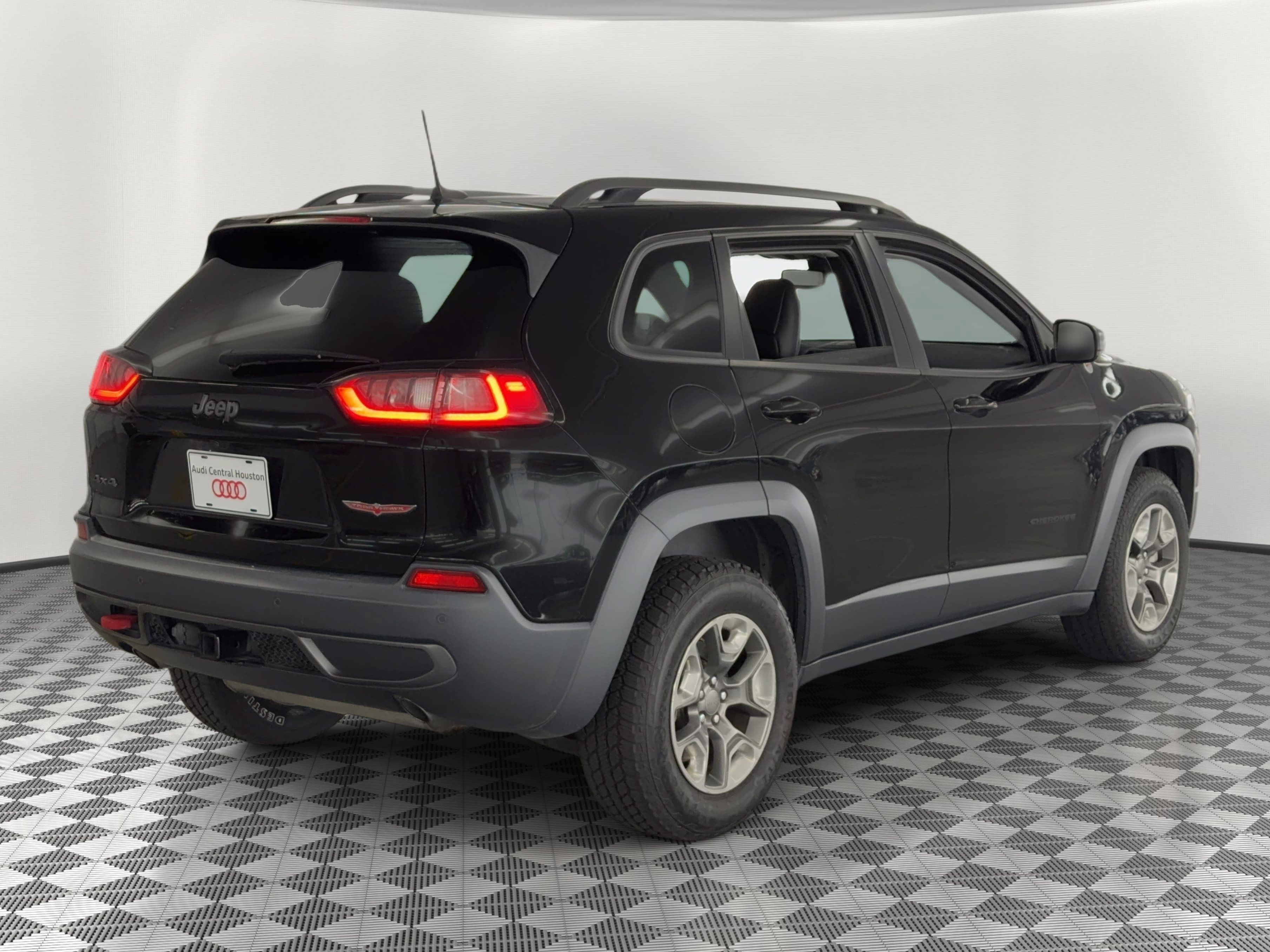 Used 2019 Jeep Cherokee Trailhawk w/ Comfort/Convenience Group AWD/4WD image 9