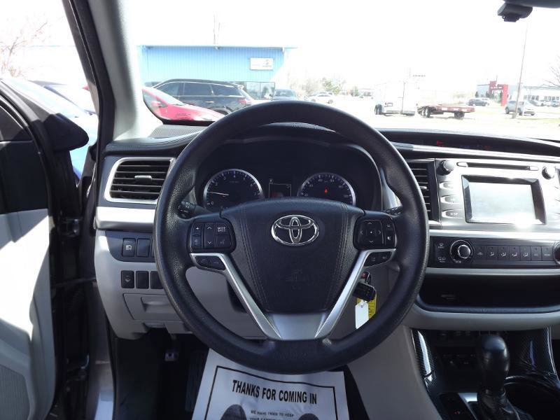 Used 2017 Toyota Highlander LE w/ Carpet Mat Package FWD image 13