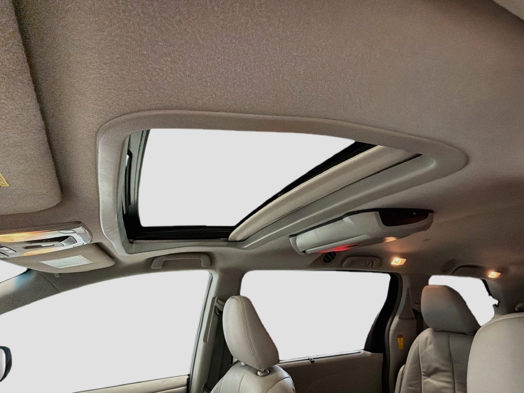 Used 2014 Toyota Sienna XLE FWD image 18