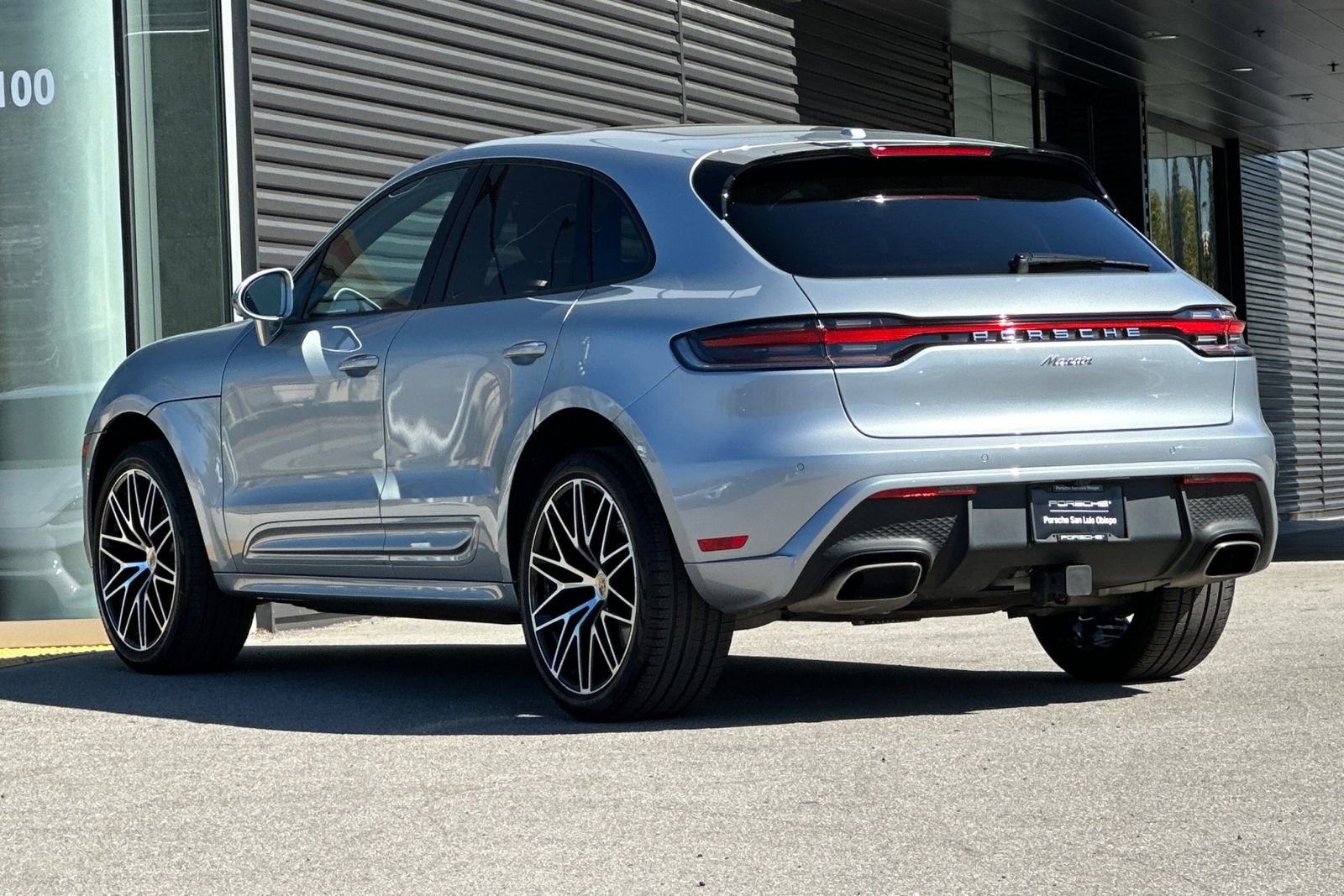 Used 2025 Porsche Macan AWD/4WD image 3