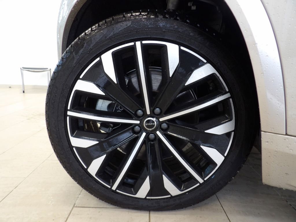 Certified 2025 Volvo XC90 T8 Plus image 32